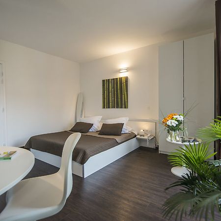 Les Capucines Bed & Breakfast แอบบ์วิลล์ ภายนอก รูปภาพ