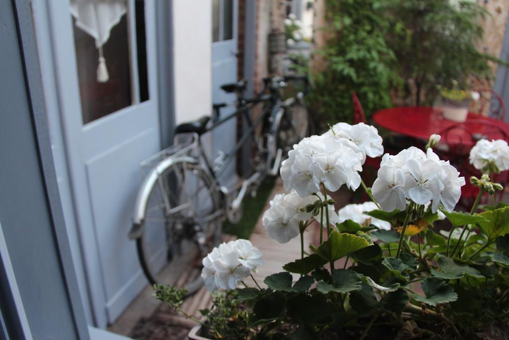 Les Capucines Bed & Breakfast แอบบ์วิลล์ ภายนอก รูปภาพ