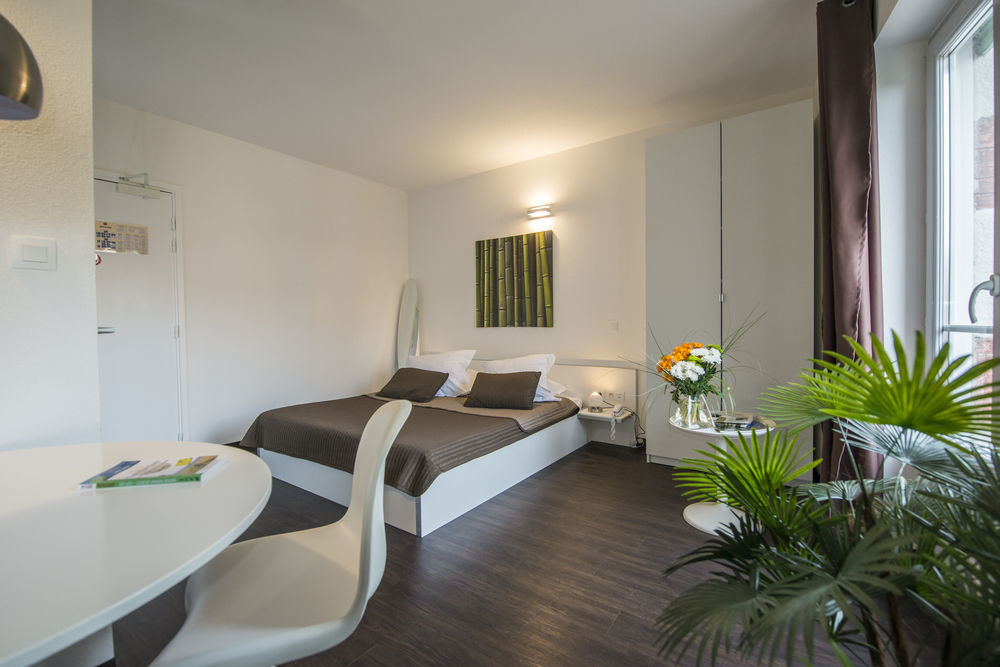 Les Capucines Bed & Breakfast แอบบ์วิลล์ ภายนอก รูปภาพ