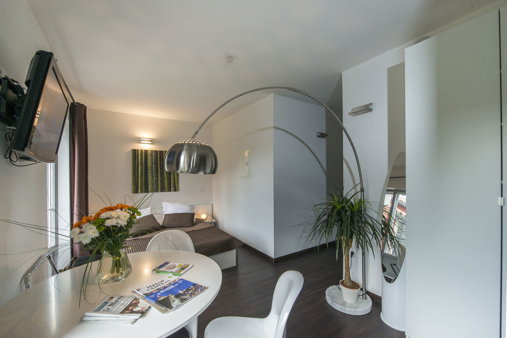 Les Capucines Bed & Breakfast แอบบ์วิลล์ ภายนอก รูปภาพ