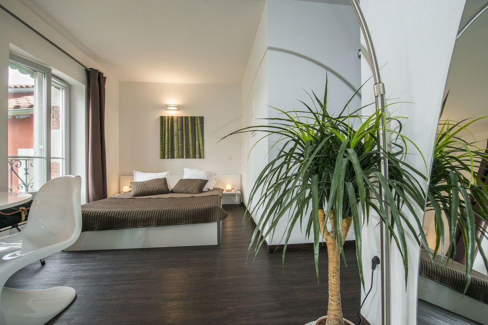 Les Capucines Bed & Breakfast แอบบ์วิลล์ ภายนอก รูปภาพ
