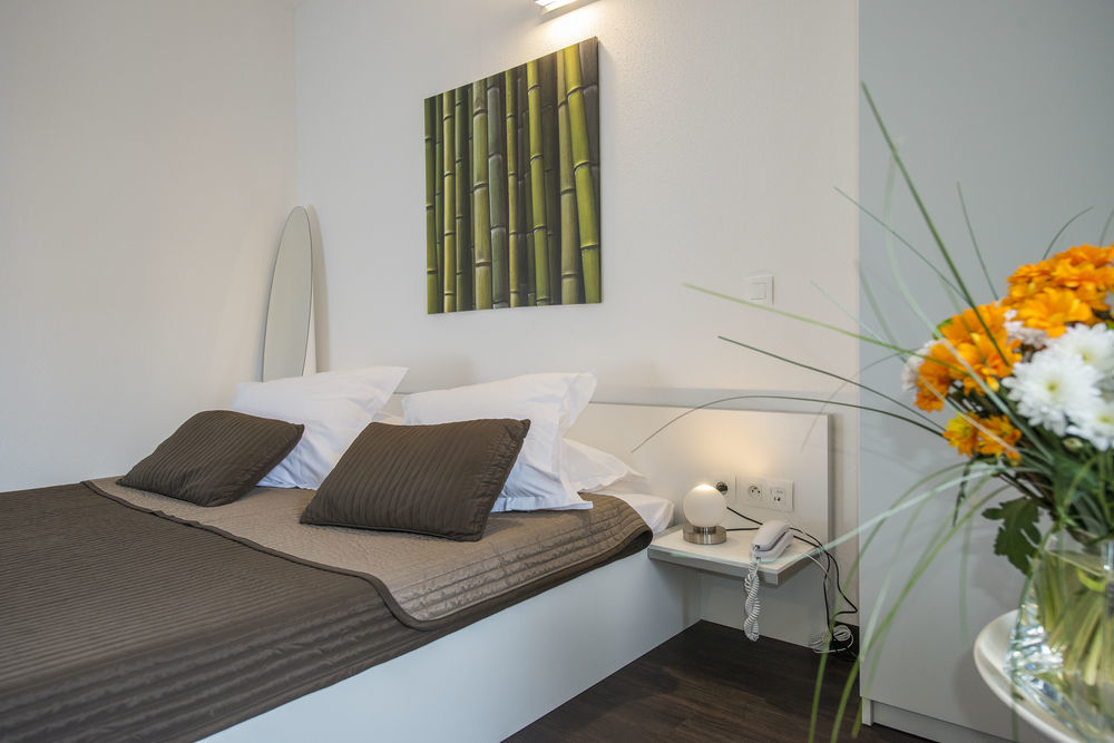 Les Capucines Bed & Breakfast แอบบ์วิลล์ ภายนอก รูปภาพ