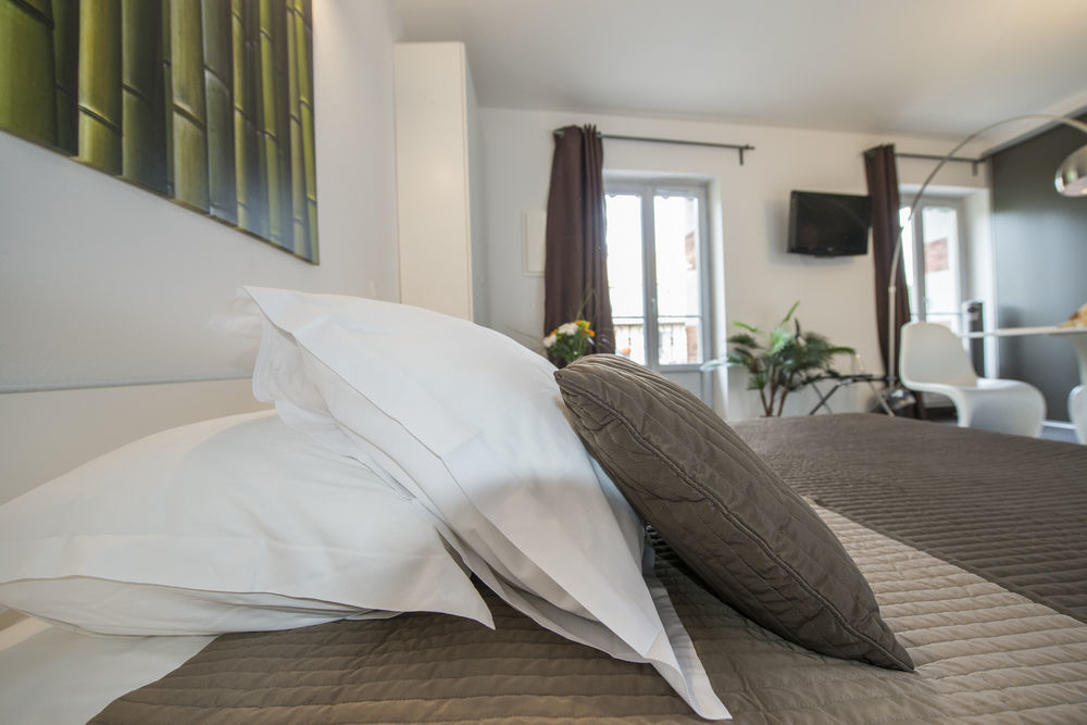 Les Capucines Bed & Breakfast แอบบ์วิลล์ ภายนอก รูปภาพ