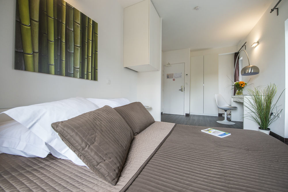 Les Capucines Bed & Breakfast แอบบ์วิลล์ ภายนอก รูปภาพ
