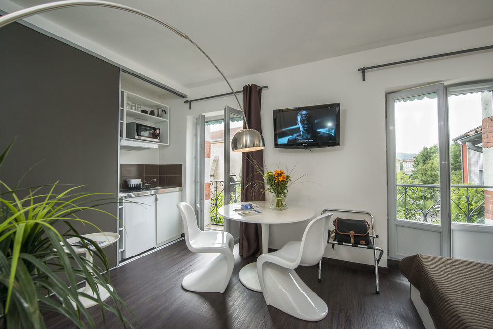 Les Capucines Bed & Breakfast แอบบ์วิลล์ ภายนอก รูปภาพ