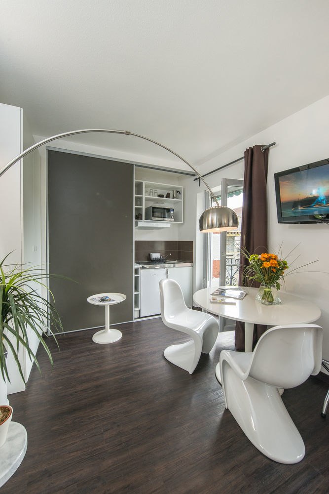 Les Capucines Bed & Breakfast แอบบ์วิลล์ ภายนอก รูปภาพ